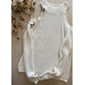 Open shoulders Ambiance sweater.